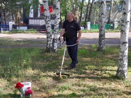 Субботник в сквере памяти.